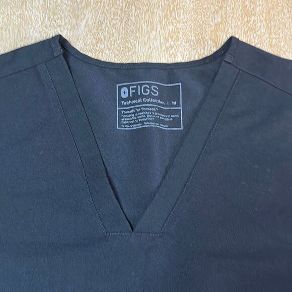 Figs Casma Three-Pocket scrub top - Picture 3 of 5